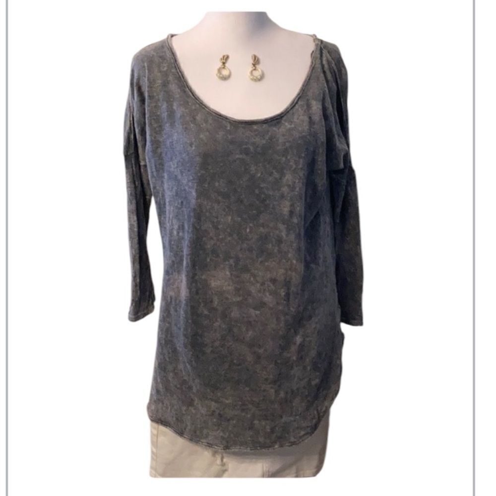 Kaisley size medium Grey distressed 3/4 sleeve tunic T-shirt GUC